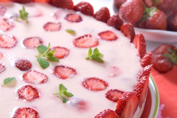 Клубничная шарлотка с сыром