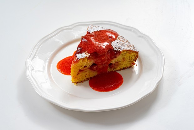 Шарлотка с клубникой