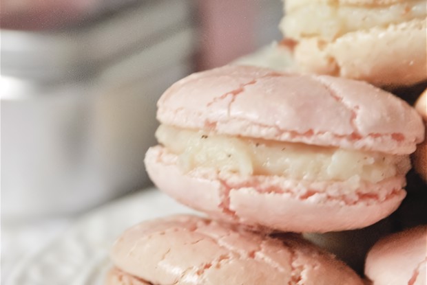 Клубничные пирожные макароны