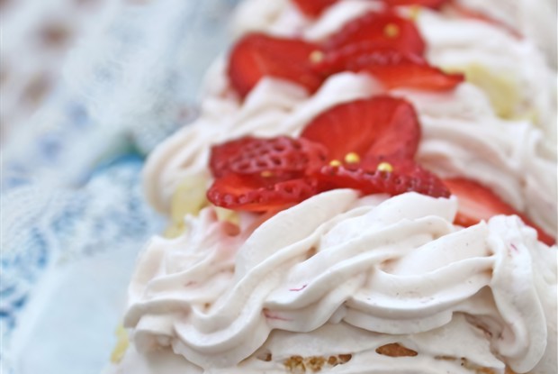 Клубничный бисквитный рулет