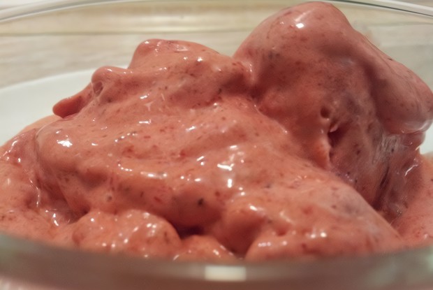 Клубничный десерт с медом