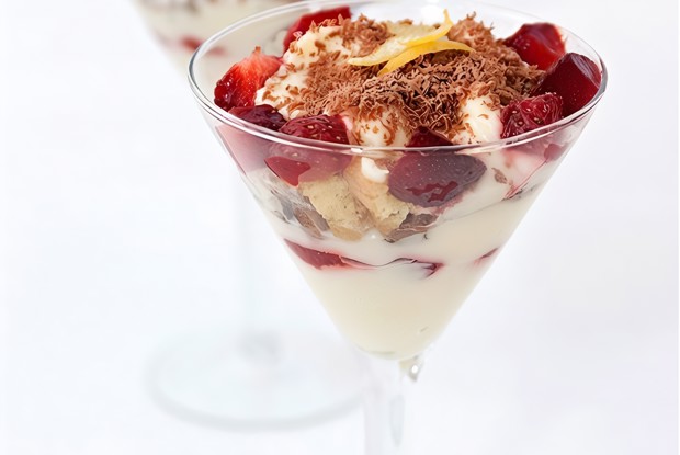 Клубничный десерт с портвейном и маскарпоне