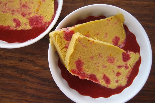 Клубничный гаспачо с семифреддо из манго, малины и шафрана