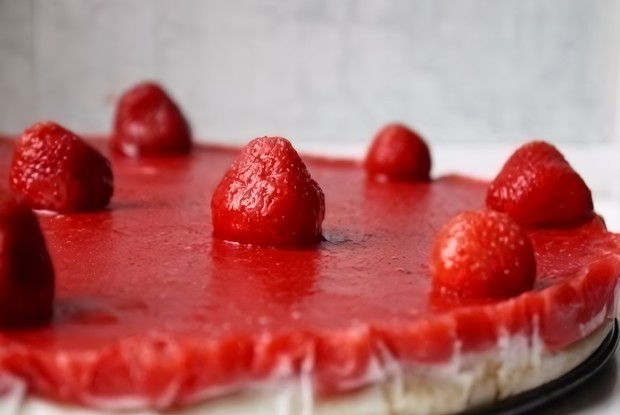 Клубничный йогуртовый торт без выпечки