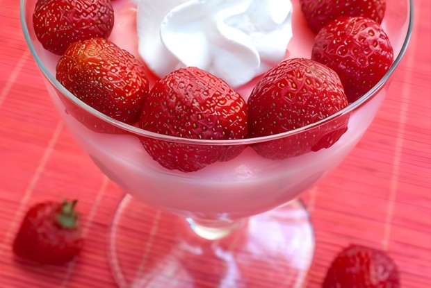 Клубничный крем со свежими ягодами