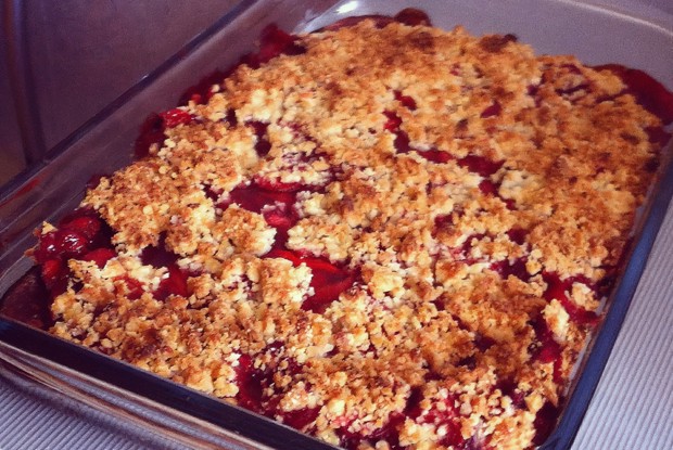 Клубничный пирог со штройзелем