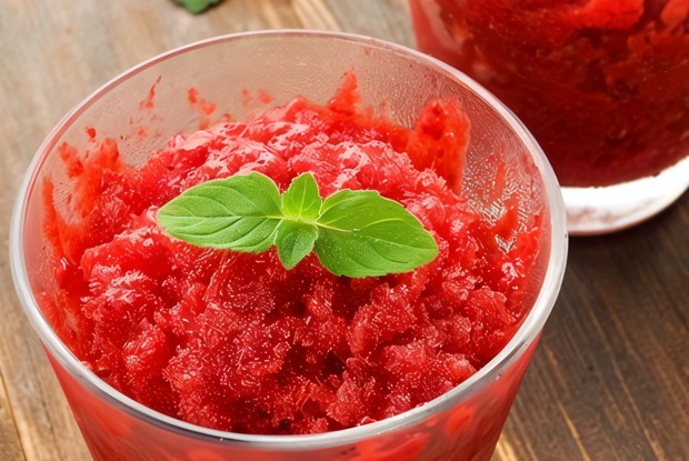 Клубничный шербет с соком лайма и текилой