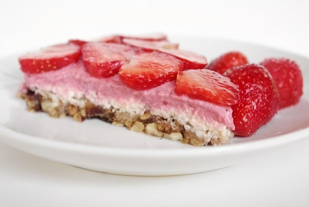 Клубничный торт без муки, без сахара, без выпекания