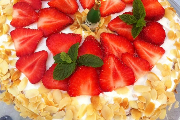 Клубничный торт со взбитыми сливками