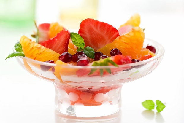 Клубнично-апельсиновый салат с мармеладом