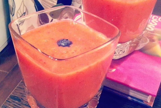 Клубнично-банановый коктейль с грушевым соком