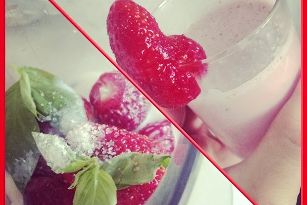 Клубнично-молочный смузи с базиликом и фейхоа