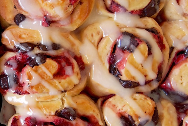 Клубнично-шоколадные роллы с ягодным кремом