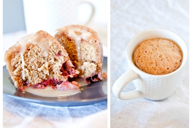 Клубнично-ванильный кекс со сливочной глазурью, приготовленный в микроволновой печи