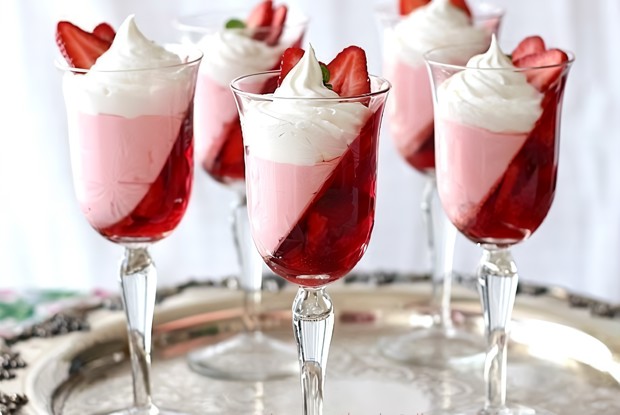 Клубничное парфе со сливками