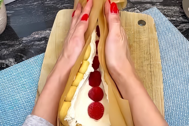 Клубничный рулет