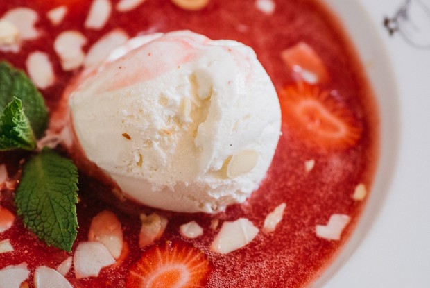 Клубничный суп с ванильным мороженым и лепестками миндаля