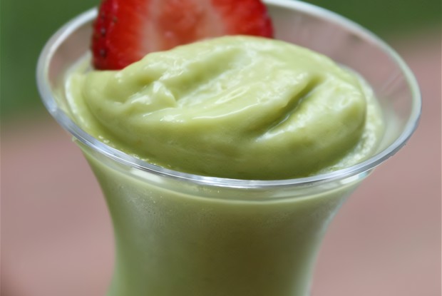 Клубника с дипом из авокадо