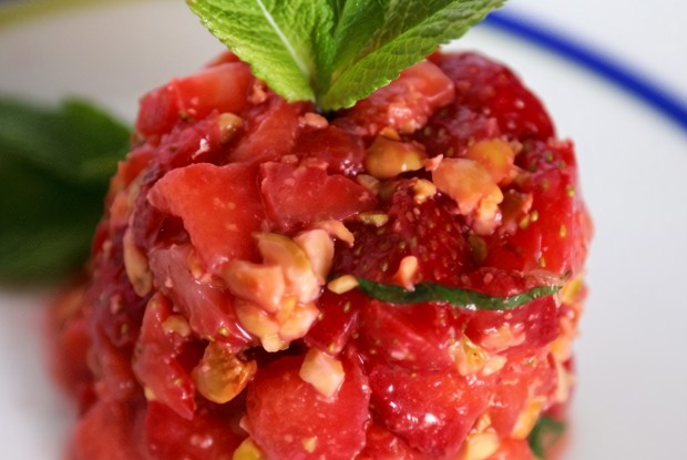 Клубника с фисташками