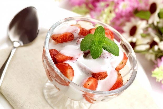 Клубника с мятным йогуртом