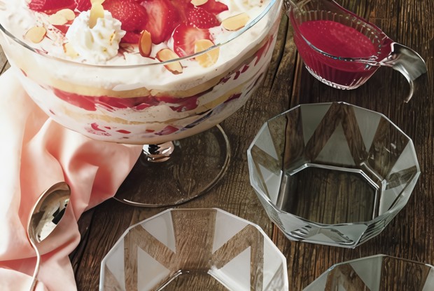 Клубника с муссом и орехами