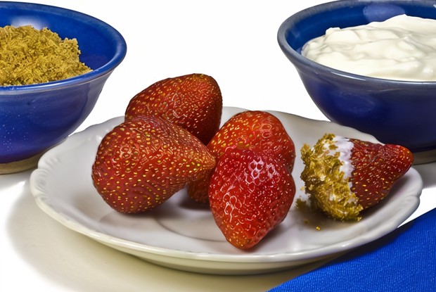 Клубника со сметаной и коричневым сахаром