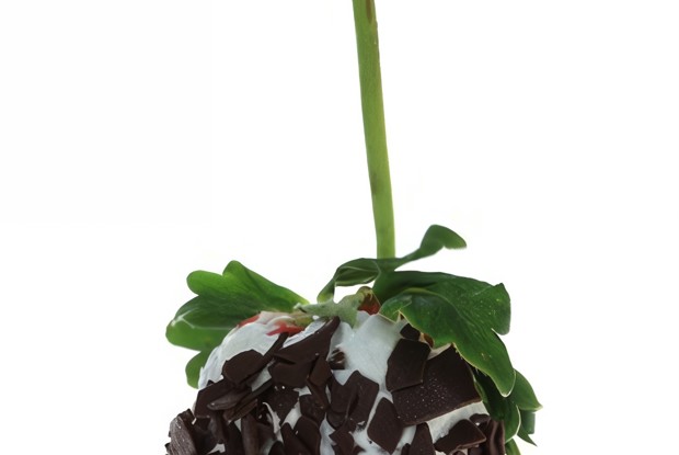 Клубника в белом шоколаде и темных шоколадных каплях