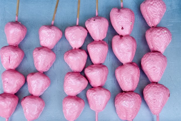 Клубника в розовом шоколаде