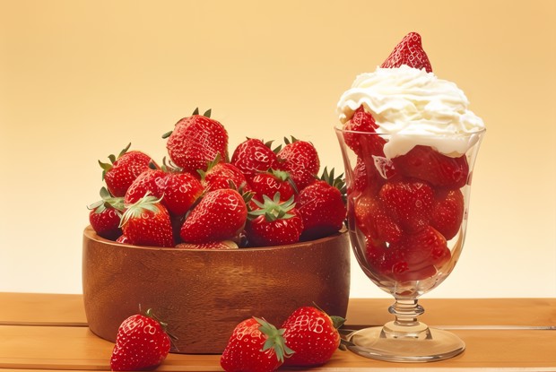 Клубника в соке из лимонов мейер со взбитыми сливками