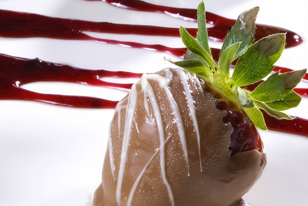 Клубника в темном шоколаде с белыми узорами