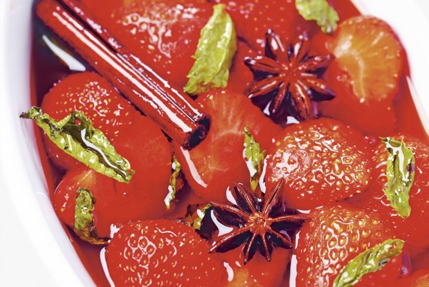 Клубника в винном сиропе с мятой