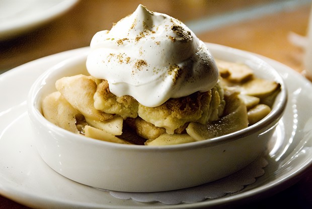 Коблер с яблоками, айвой и ромовым изюмом