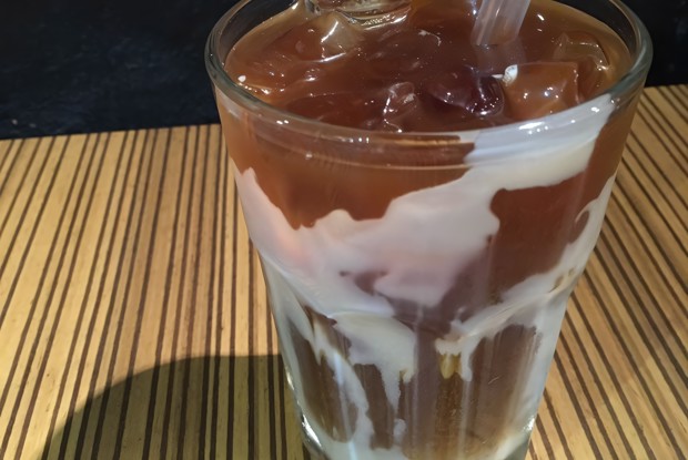 Кофе со льдом и сгущенкой