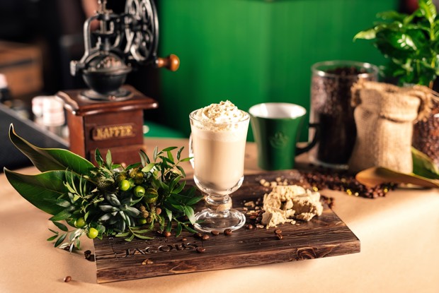 Кофейный коктейль с арахисовой халвой и кленовым сиропом