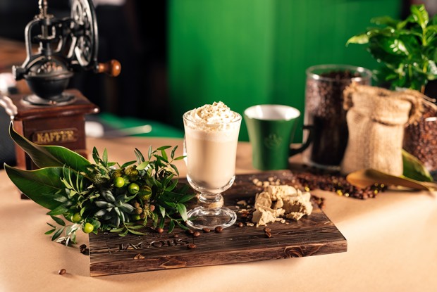 Кофейный коктейль с имбирем, корицей и персиком