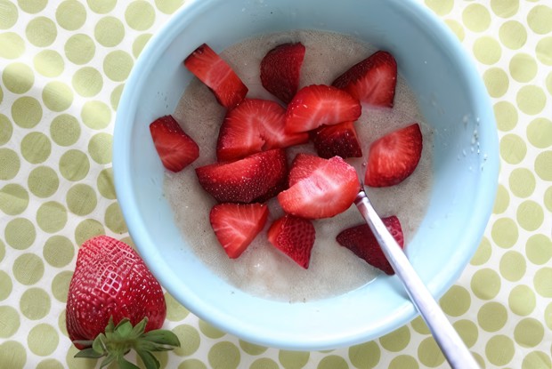 Кокосовая манная каша с клубникой