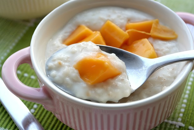 Кокосовая овсяная каша с манго и засахаренным имбирем