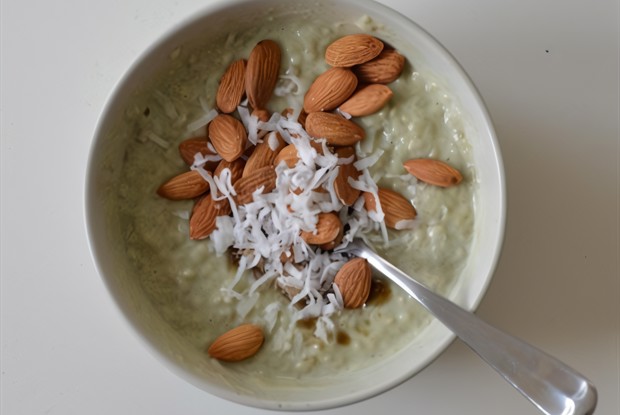 Кокосовая овсяная каша с матчей и миндалем