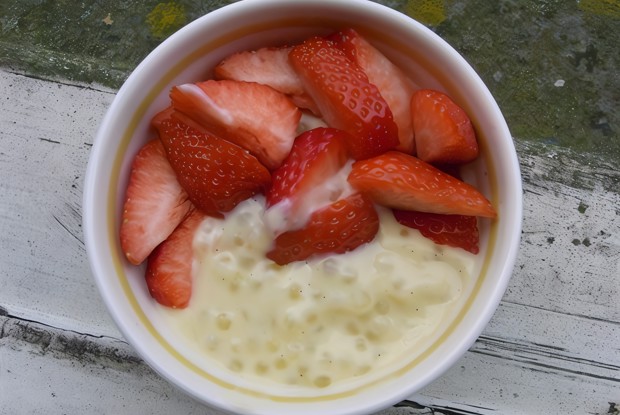 Кокосовая тапиока с ванилью и клубникой
