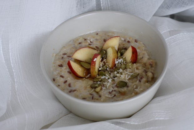 Кокосовая овсянка с яблоком и кленовым сиропом