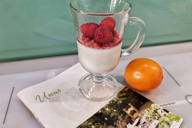 Кокосовая панна-котта с малиной