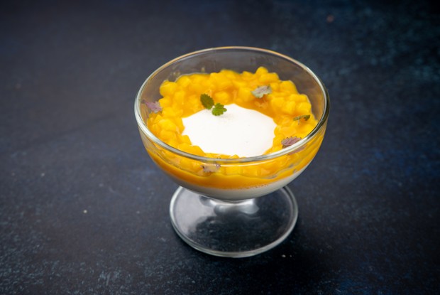 Кокосовая панна-котта с манго
