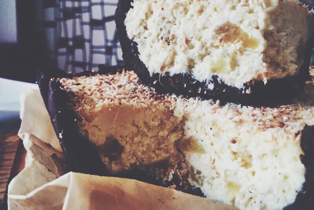 Кокосовый чизкейк с кусочками ананаса