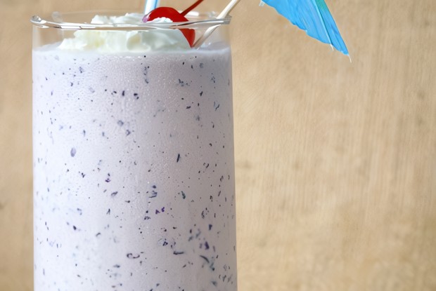 Кокосовый милкшейк с ананасом и черникой