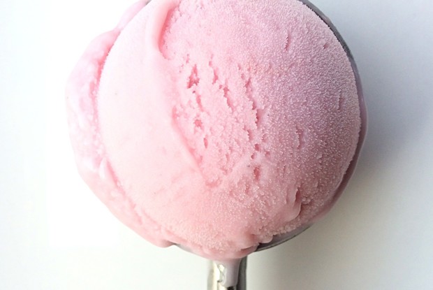 Кокосово-красносмородиновое мороженое