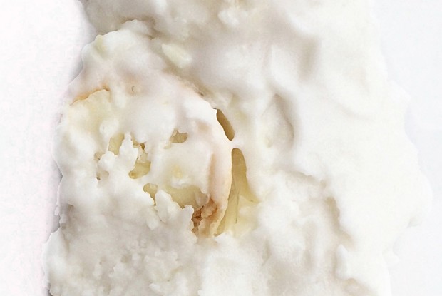 Кокосовое мороженое с миндалем, кокосовой стружкой и конфетами Raffaello