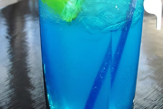 Коктейль «Голубая лагуна» с ананасом