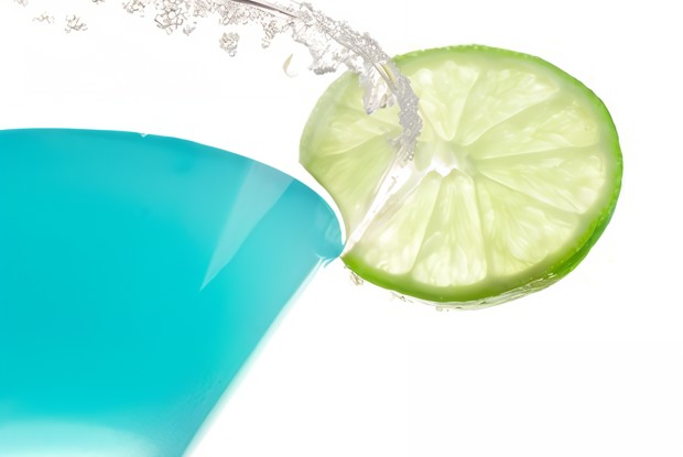 Коктейль «Голубая лагуна» с лимонным соком