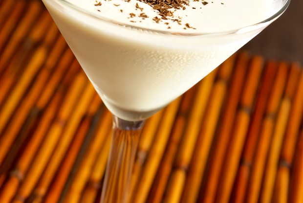 Коктейль из джина и ликера Creme de Cacao