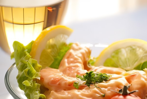 Коктейль из королевских креветок с черри и йогуртово-лимонным соусом